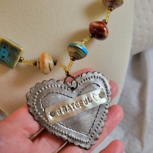 ✨️HP✨️NWOT Pretty Boho Artisan Colorful Multi Bead Metal Heart Necklace - Picture 4 of 8